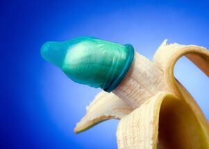 香蕉放入避孕套